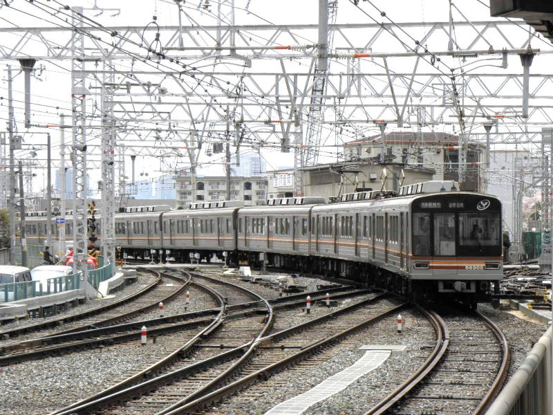 天六方向から淡路駅に入ってくる高槻市行き