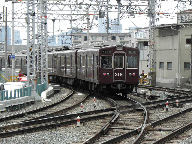 淡路駅から天六方面へ出発して行く3300系