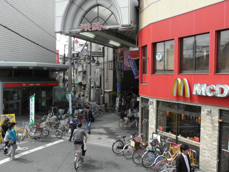 淡路駅西口の駅前広場