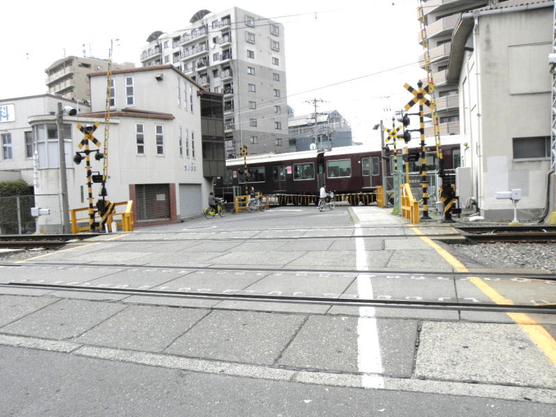 淡路駅近くの踏切。