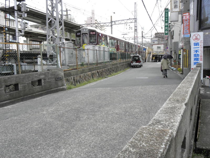 淡路駅西側の道路