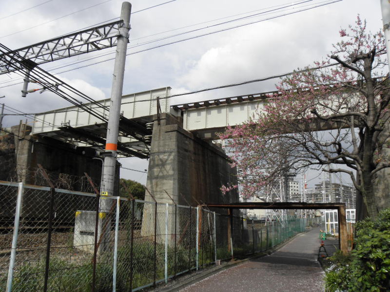 阪急線をまたぐ城東貨物線のガード