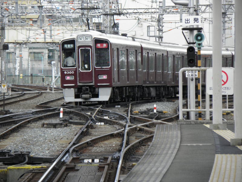 揺れながら淡路駅を出て行く河原町行き特急
