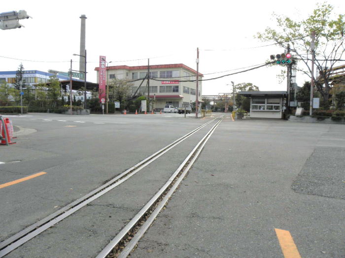 道路を横切るナロー軌道。反対側から。