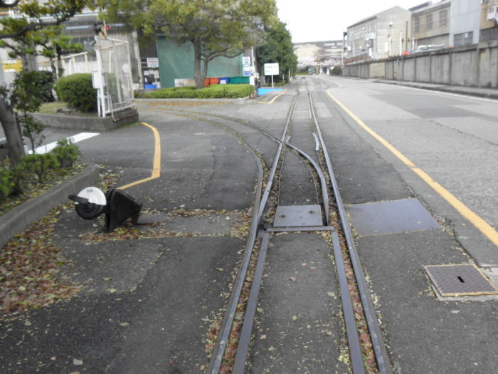 休日でがらんとした道路で枝分かれしている線路。