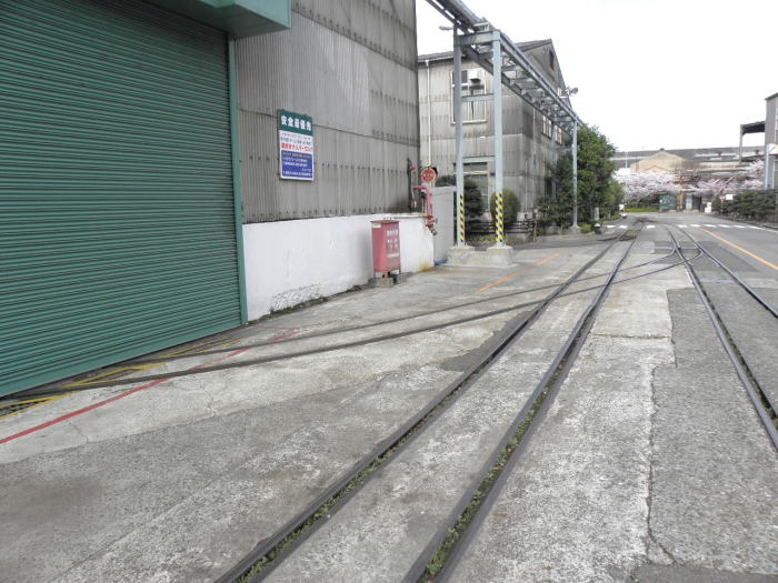 工場へはいって行く線路