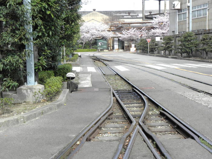 複線区間の終り。重量物を運ぶので太いレール。