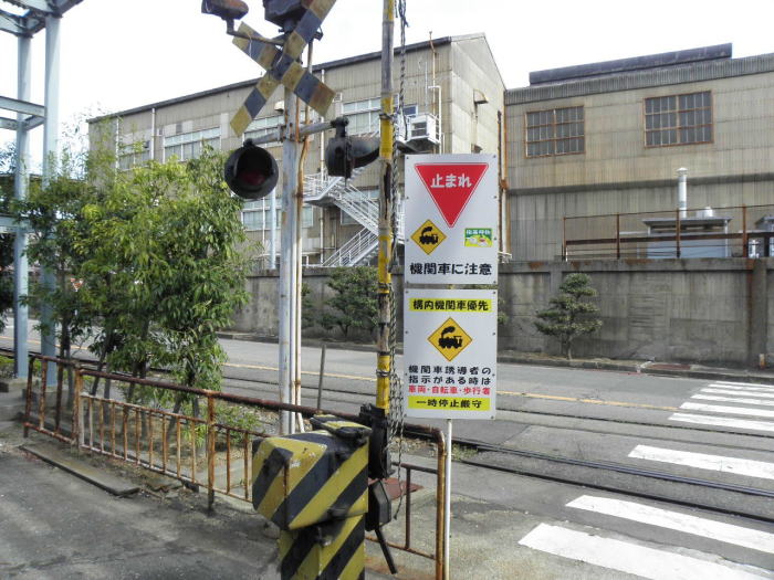 構内の踏切。汽車マーク。