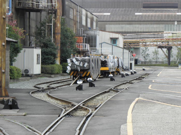 工場の奥。たくさんの引き込み線と貨車が並んでいる。