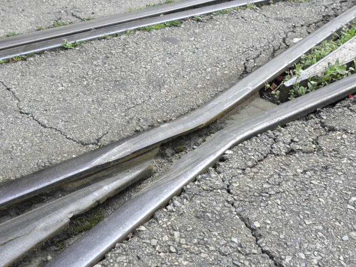 列車の重さを感じさせる線路の削れ方
