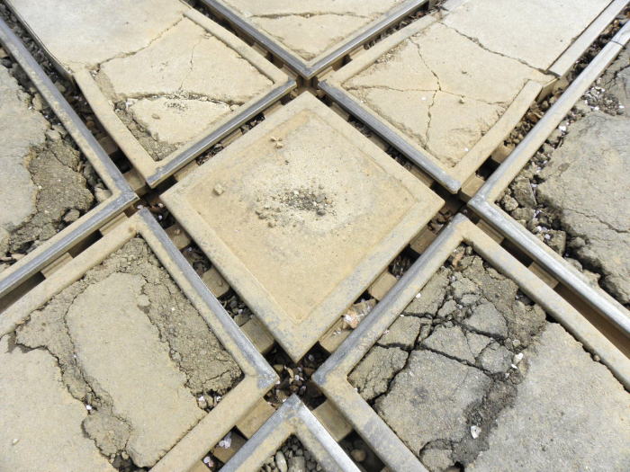 上から見た平面交差。痛んだ周囲の路面。