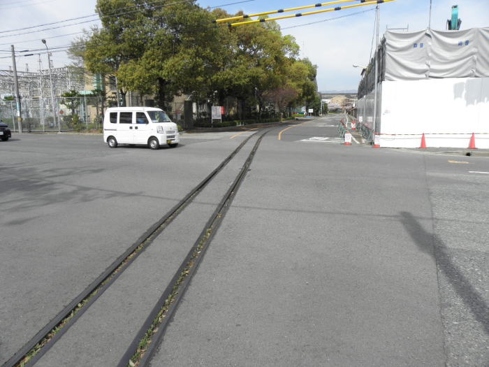 道路を横切るナロー軌道
