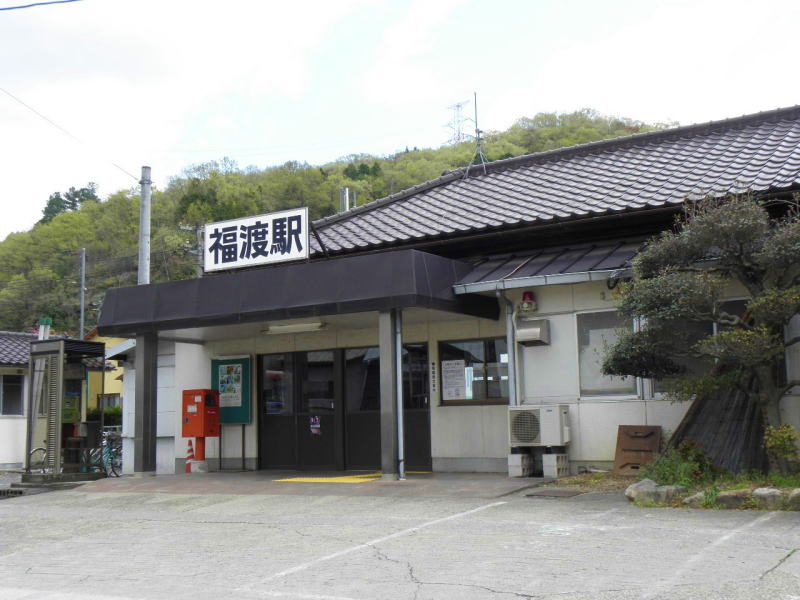福渡駅の駅舎。ガランとした駅前。