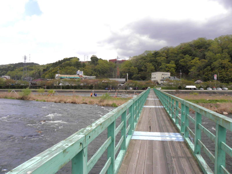 旭川（あさひがわ）に架かる歩行者専用の橋