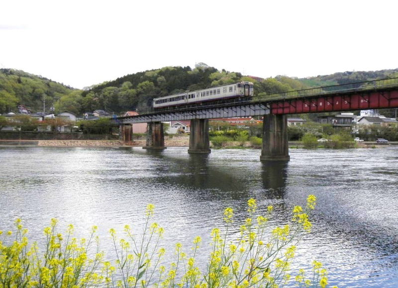 福渡駅を出て岡山（右）へ向かうキハ４０系の列車