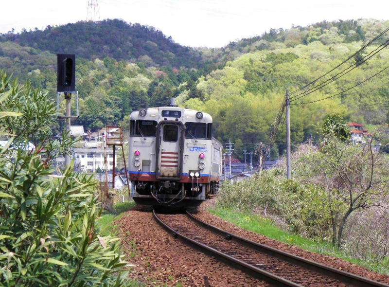 福渡駅へ向かって鉄橋にさしかかろうとする津山行きの後ろ姿