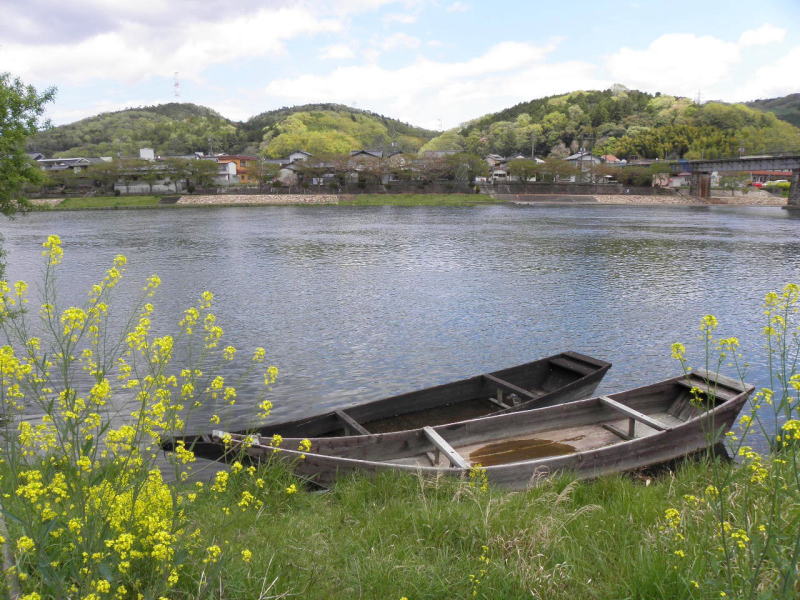 旭川の川辺の高瀬舟