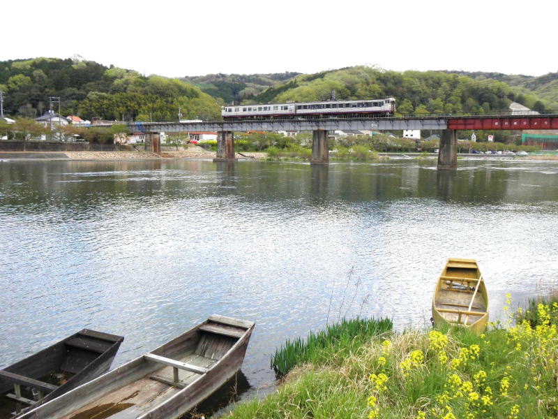今度は津山へ向かう列車。川辺には高瀬舟。