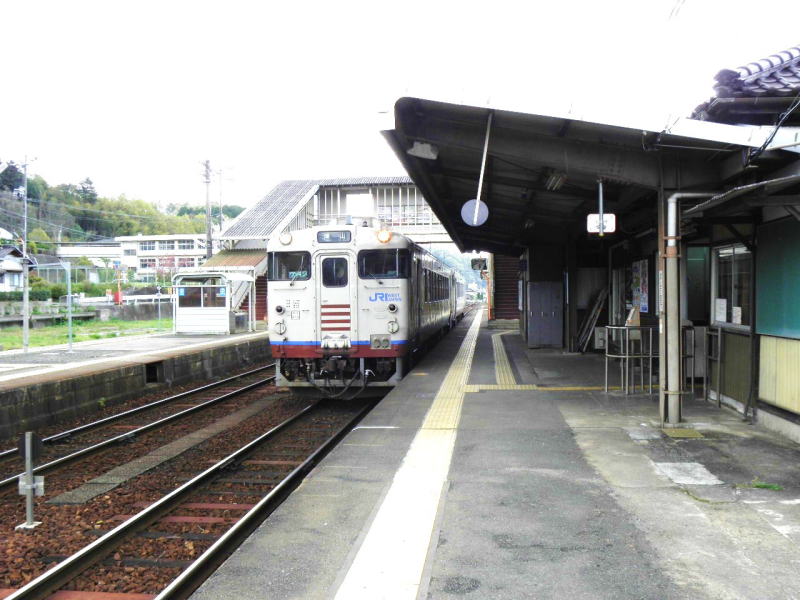 福渡駅に到着したキハ４０系の津山行き普通