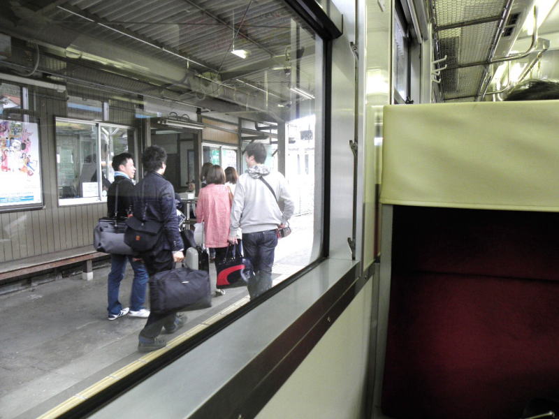 入れ替わりに降りて行った若者集団