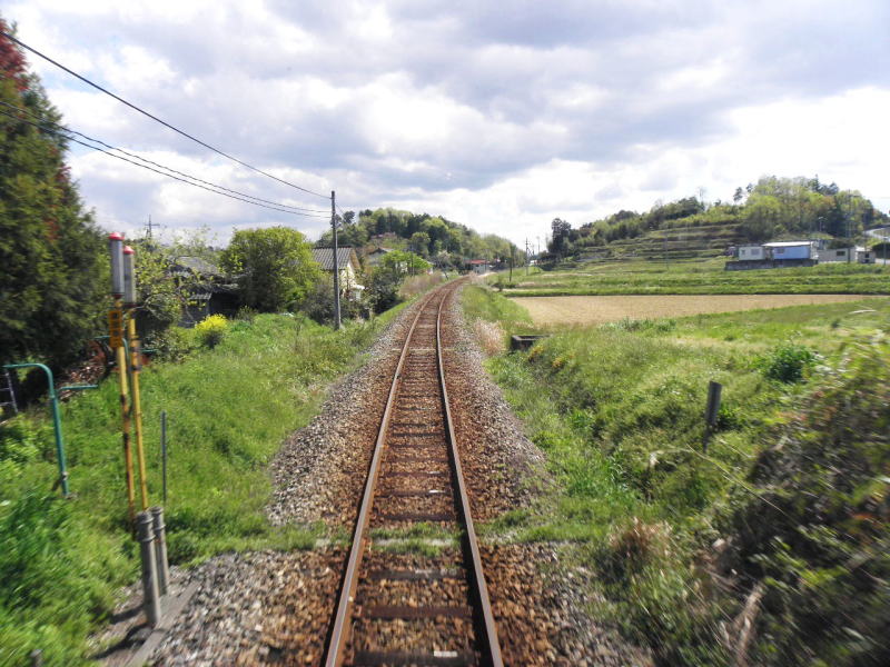 しばらくは丘陵地帯を行く因美線。