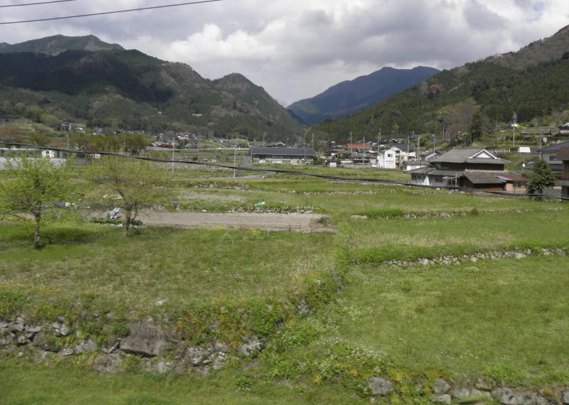 右側に近づいてくる那岐山