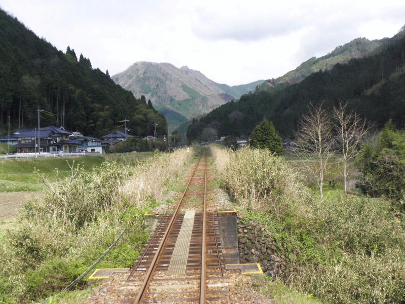 だんだん狭い谷間に入って行く因美線。