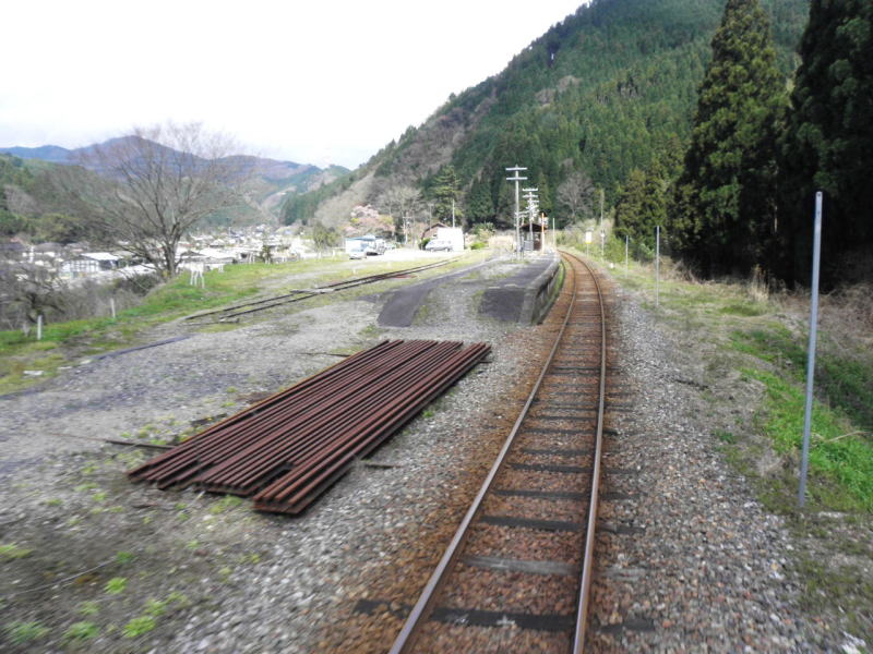 峠の手前の因美線美作河井駅。
