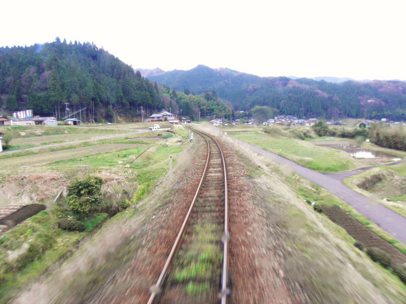 物見トンネルを抜けると今度は下り坂。