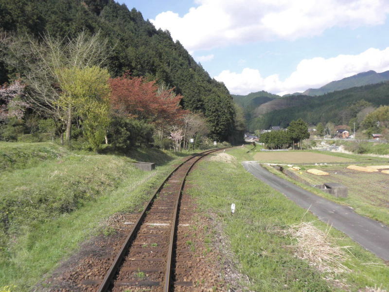 次の終点智頭へ向かう因美線。