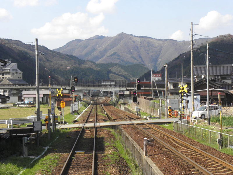 坂の下に見えてきた智頭駅
