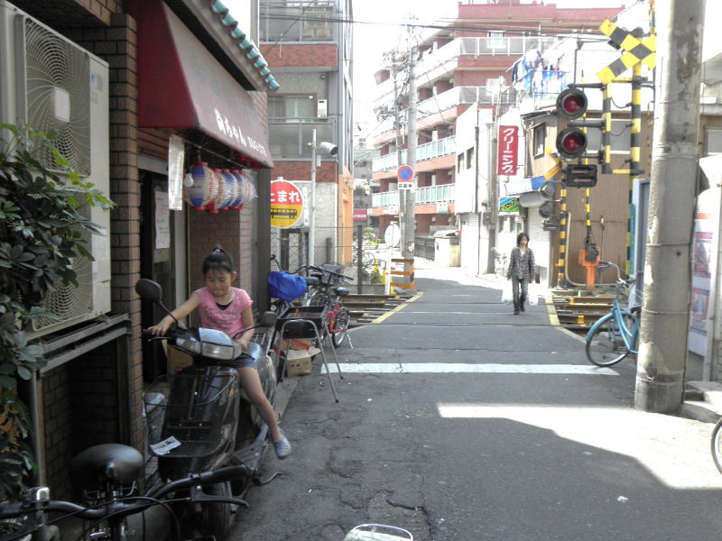 ホルモン焼きの匂いが漂う踏切。恵美須町との間の新世界の西のはずれ。
