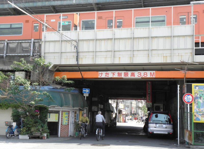 新今宮駅を見上げる。