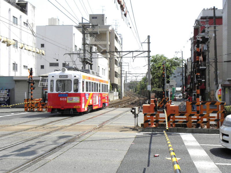 南霞町駅前のあびこ筋の大きな踏切