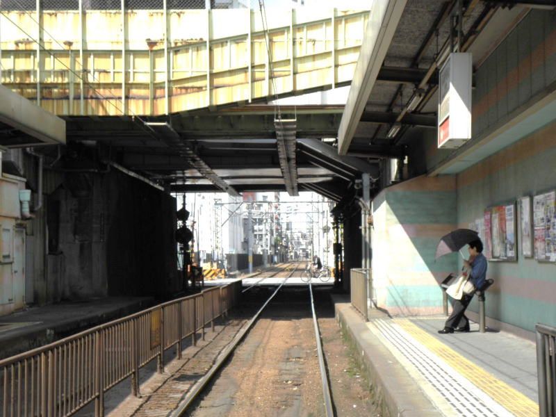 恵美須町方向を見たところ。上のガードはＪＲの新今宮駅