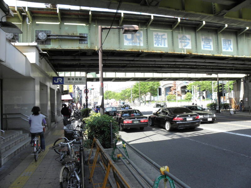 南霞町の駅ビルのすぐ隣の新今宮駅入り口