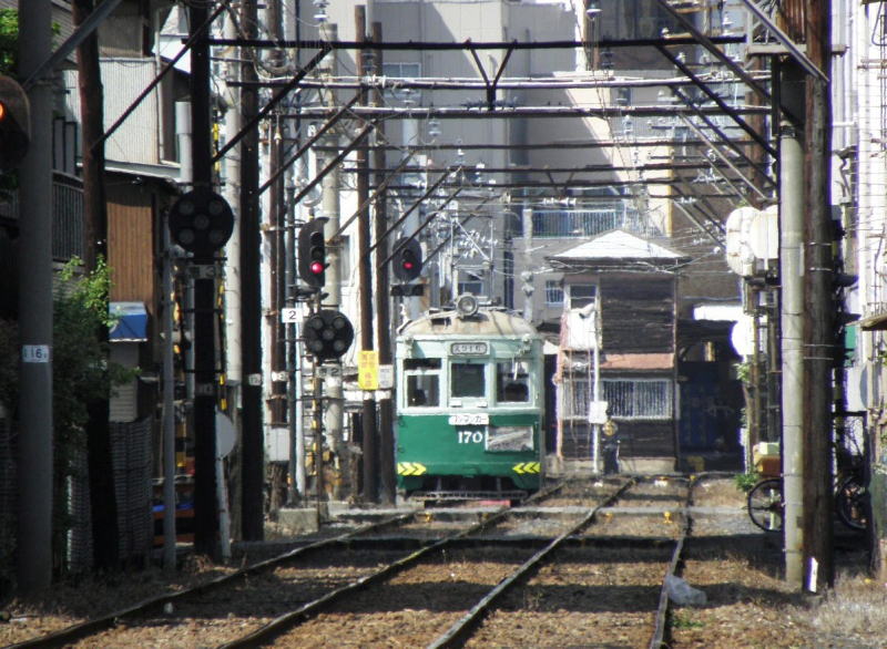 暴動の際には、線路の石が一個10円で売れたとか