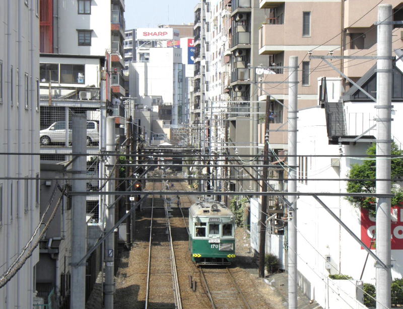 ビルの谷間を遠慮がちに南霞町へ向かってくる阪堺電車