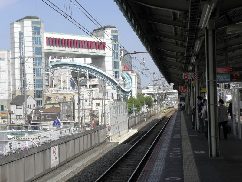 取り壊し中のフェスティバルゲートがすごそこに見えるＪＲ新今宮駅ホーム