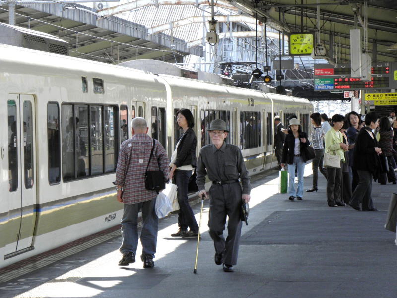 向こうに見える一段高い屋根は南海の新今宮駅への通路。