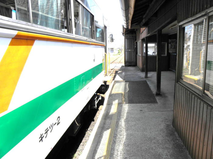 紀州鉄道　西御坊駅ホームのキテツ２号