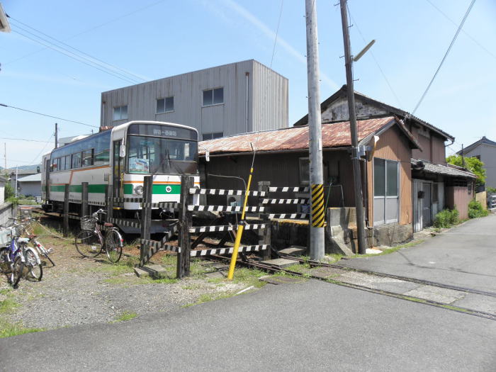 柵で通せんぼされた西御坊の線路