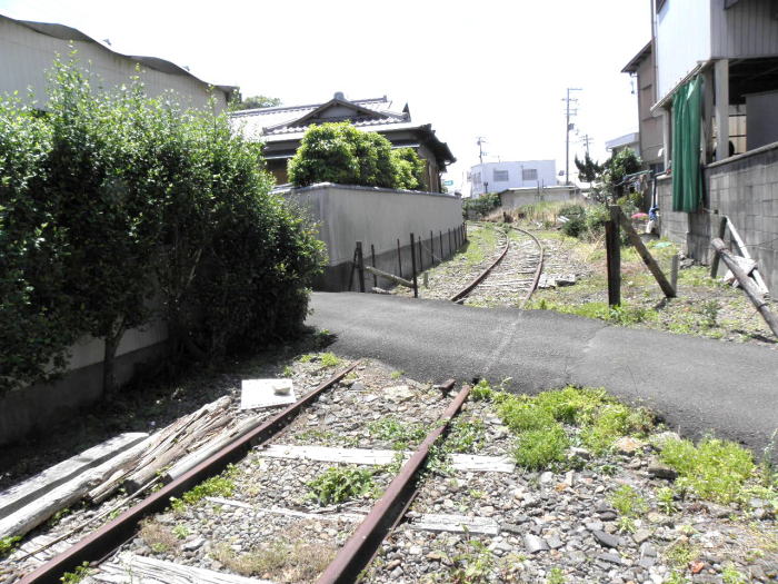 線路の上にアスファルトが上塗りされている。