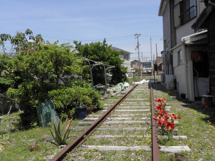 線路に迫る建物