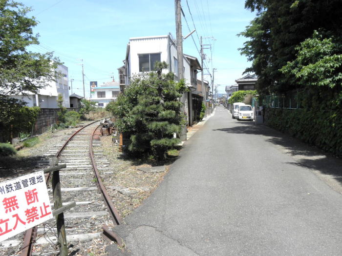 道路の下に潜り込む線路