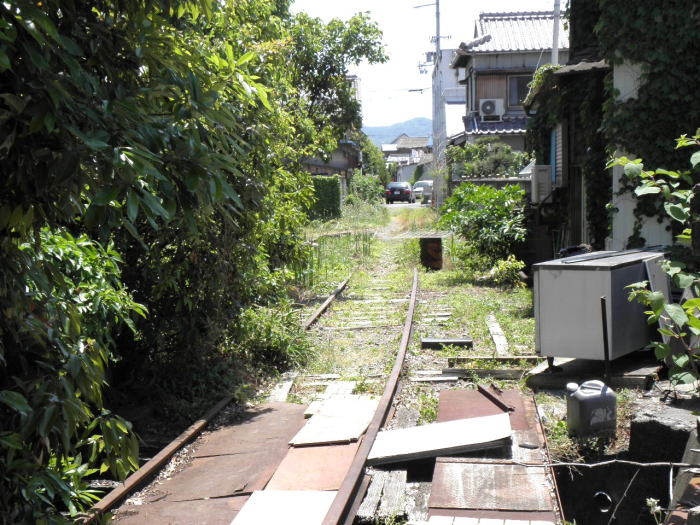 日高川駅のほうへカーブしていく廃線跡