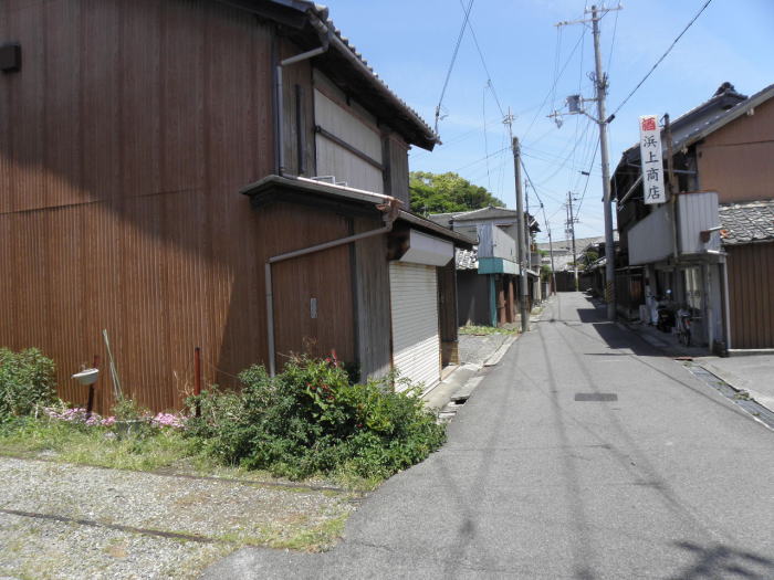 静かな町で、いきなり出てくる線路