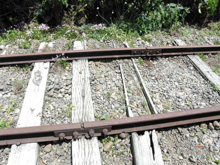 左右ずれている線路の継ぎ目