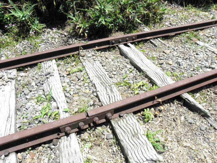 何箇所もずれている線路の継ぎ目
