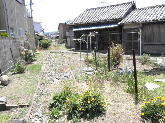 軒先すれすれ　庭の一部のような廃線跡